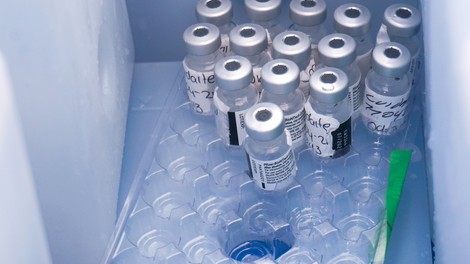 Vodja BioNTecha: Ni še potrebe po prilagajanju cepiva