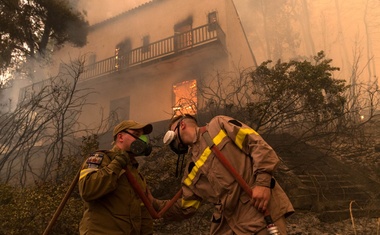 Grčija v plamenih: 10 pretresljivih fotografij obsežnih požarov