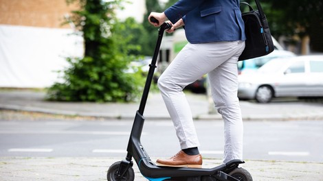 Od danes spremembe pravil v cestnem prometu, zakonsko urejena vožnja z električnimi skiroji