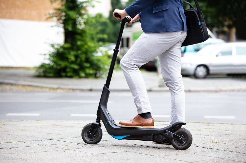 Od danes spremembe pravil v cestnem prometu, zakonsko urejena vožnja z električnimi skiroji (foto: Profimedia)