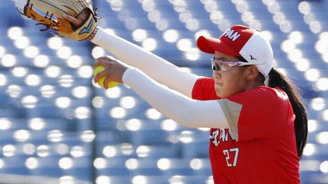 Ker je župan ugriznil medaljo, bo igralka softballa dobila novo