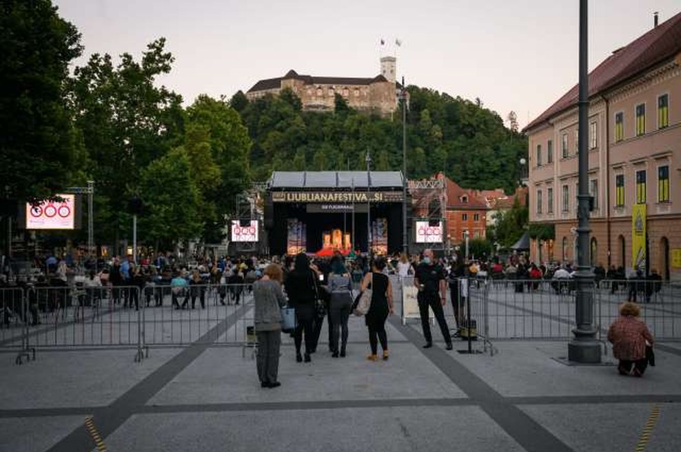Novi ukrepi: od ponedeljka spet obvezne maske na kulturnih prireditvah (foto: STA/Nebojša Tejić)