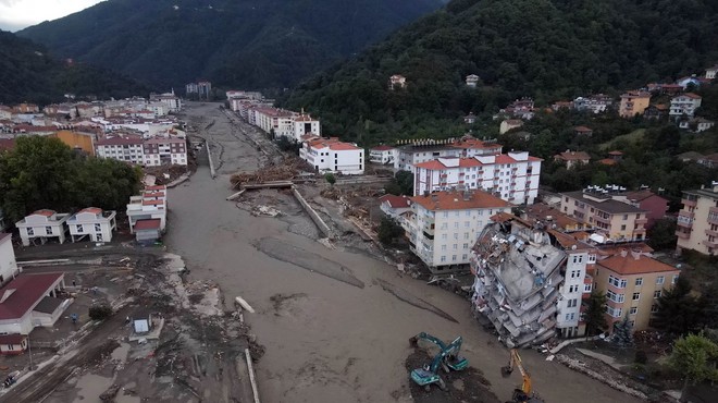 Število žrtev po poplavah in plazovih v Turčiji še narašča - doslej 38 mrtvih (foto: profimedia)