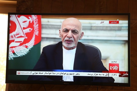 Afganistanski predsednik se je umaknil v tujino in Kabul prepustil talibanom