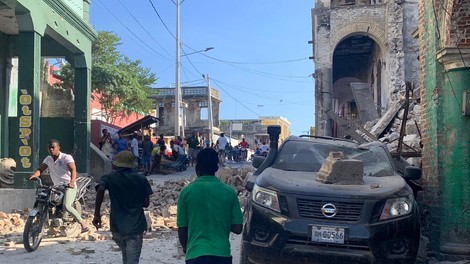 Potres na Haitiju terjal več kot 700 življenj, mnogo ljudi še pogrešajo