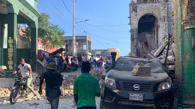 Potres na Haitiju terjal več kot 700 življenj, mnogo ljudi še pogrešajo (foto: profimedia)