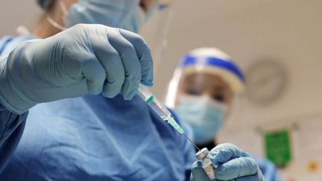 Med cepljenimi proti covidu-19 okužbo potrdili pri promilu