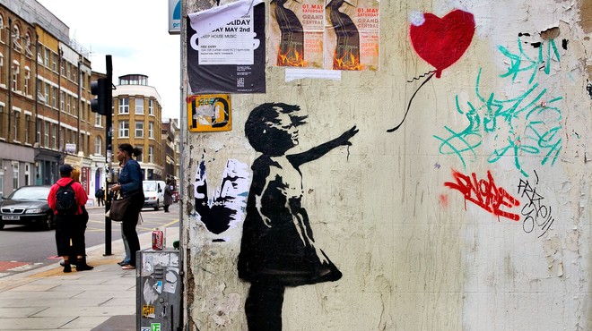 Eno izmed bolj znanih del Banksyja - podoba deklice s pobeglim rdečim balonom. (foto: Profimedia)