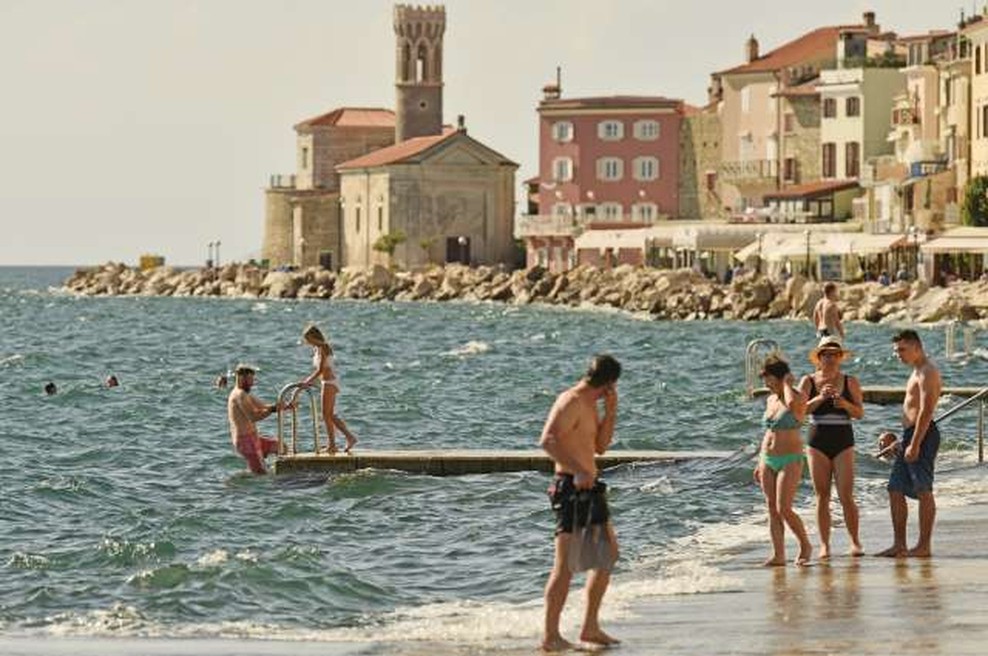 Od 1. junija 16 obvestili o tem, da se nekdo utaplja v morju, umrlo osem oseb (foto: Tamino Petelinšek/STA)