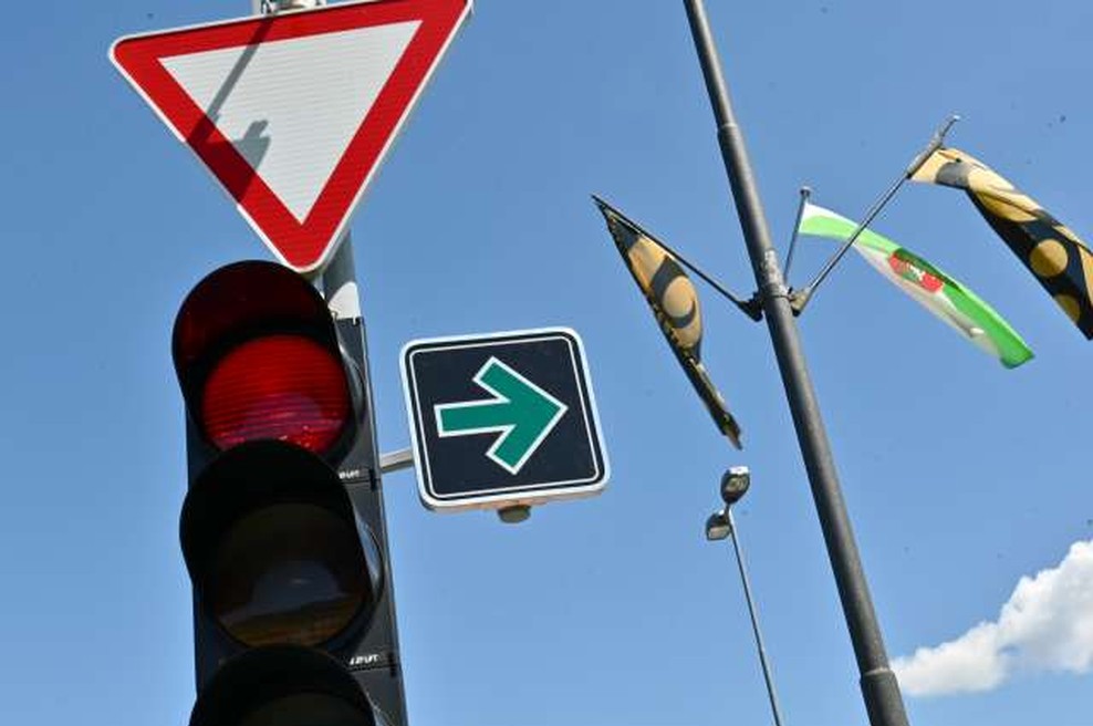 Na obrobju Ljubljane namestili prvi znak za zavijanje desno pri rdeči luči (foto: Tamino Petelinšek/STA)