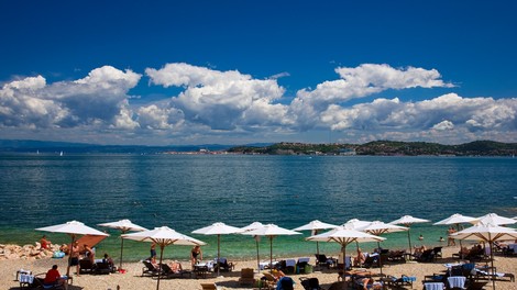 Letošnja turistična sezona boljša od lanske, a večinoma slabša kot leta 2019