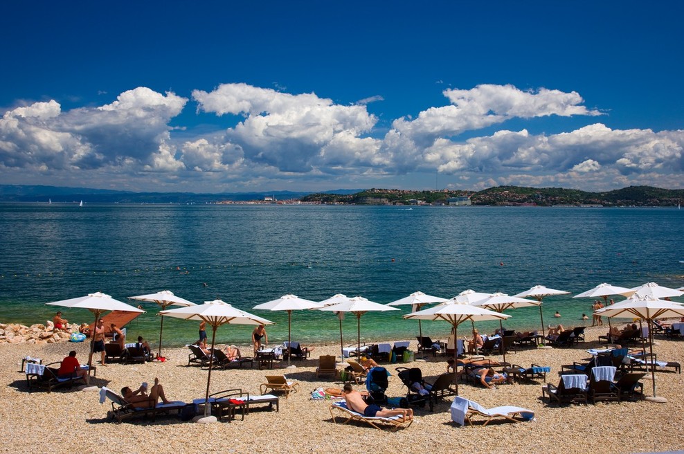 Letošnja turistična sezona boljša od lanske, a večinoma slabša kot leta 2019 (foto: profimedia)
