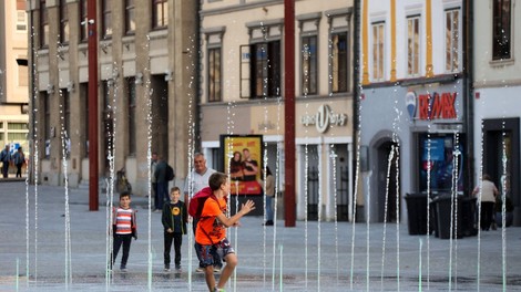 V petek zabeležili največ okuženih po 25. maju, delež pozitivih  18,3-odstoten