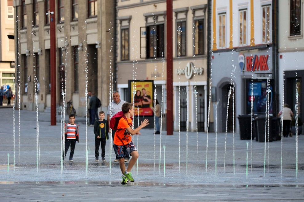 V petek zabeležili največ okuženih po 25. maju, delež pozitivih  18,3-odstoten (foto: profimedia)