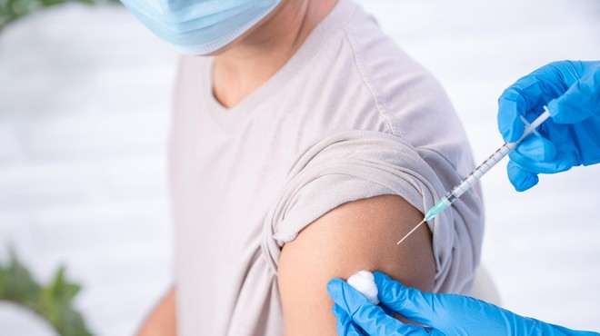 Podatkov, ali je cepljenje mladih z večorganskim vnetjem po covidu-19 varno, še ni (foto: profimedia)