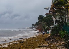 Orkan Grace, ki je dosegel Mehiko, grozi s poplavami in zemeljskimi plazovi