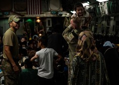 Na enem od evakuacijskih letov Afganistanka s pomočjo vojakov rodila deklico
