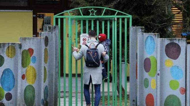 Pogoj PCT obvezen tudi za starše, ki pripeljejo otroka v vrtec (foto: Daniel Novakovič/STA)