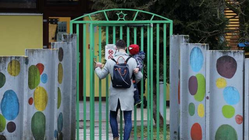 
                            Pogoj PCT obvezen tudi za starše, ki pripeljejo otroka v vrtec (foto: Daniel Novakovič/STA)