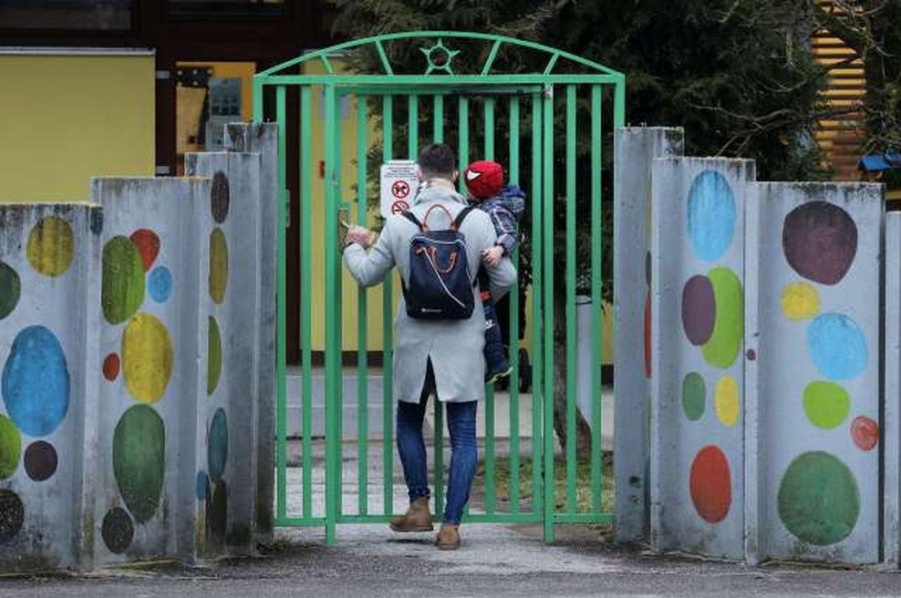 Pogoj PCT obvezen tudi za starše, ki pripeljejo otroka v vrtec (foto: Daniel Novakovič/STA)
