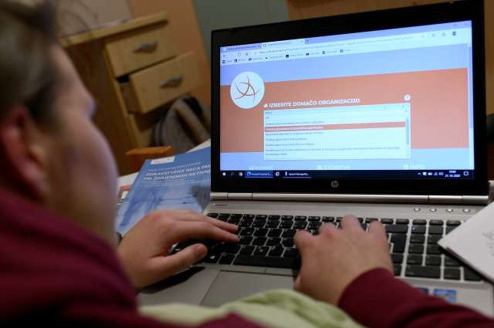 Spet v šolo: V primeru pouka na daljavo ne bo večjega povečanja obremenitev Arnesovih storitev (foto: Tamino Petelinšek/STA)