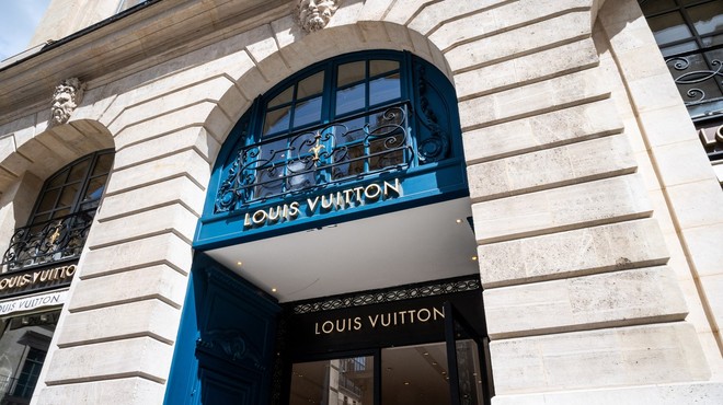 Znana aktivistka Tash Peterson skoraj gola protestirala v Louis Vuitton butiku (foto: Profimedia)