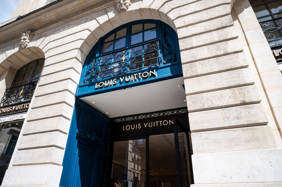 Znana aktivistka Tash Peterson skoraj gola protestirala v Louis Vuitton butiku (foto: Profimedia)