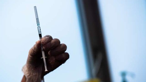 V Slovenijo prispelo cepivo proti covidu-19 Novavax