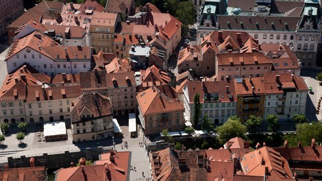 Opazno poslabšanje doživljanja epidemije, a boljše kot lani v času podobnih razmer