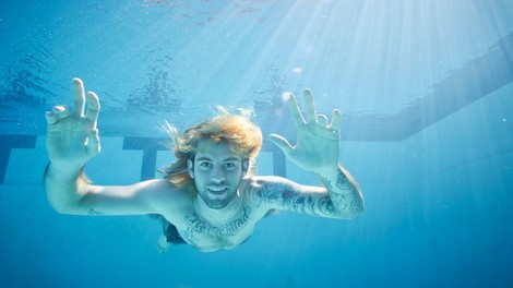 Skupino Nirvana toži dojenček z naslovnice albuma Nevermind