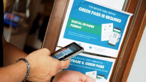 Študent si je QR kodo digitalnega potrdila o cepljenju tetoviral kar na roko – in deluje!