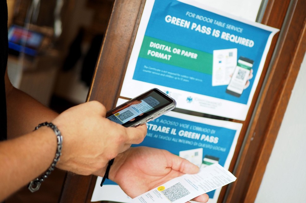 Študent si je QR kodo digitalnega potrdila o cepljenju tetoviral kar na roko – in deluje! (foto: Profimedia)