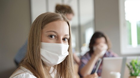 Delež pozitivnih testov je bil v sredo 17,3-odstoten