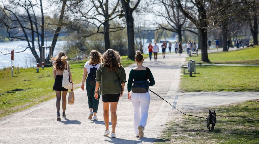 Kako je kratek sprehod razdvojil svet - na kateri strani vroče debate ste? (foto: Profimedia)