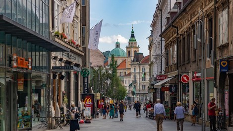 Nove okužbe so Slovenijo pomaknile v rdečo fazo epidemije
