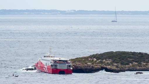 Katamaran po izplutju z Ibize proti otoku Formentera zadel manjši skalnati otok