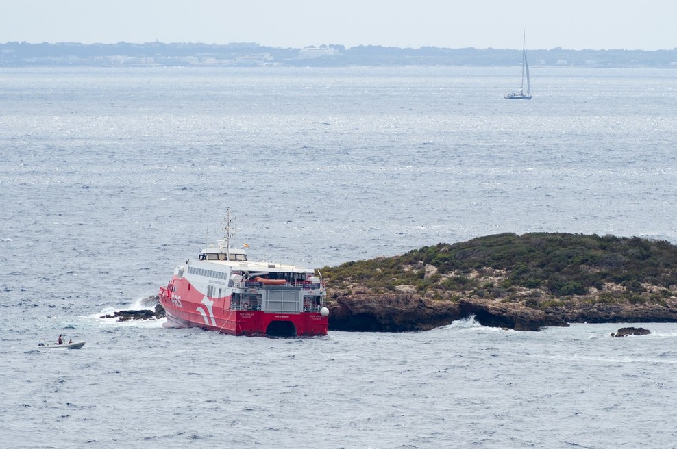 Katamaran po izplutju z Ibize proti otoku Formentera zadel manjši skalnati otok (foto: profimedia)