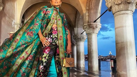 Modna revija Alta Moda Dolce & Gabbana v Benetkah s strelami in mavrico