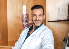 Estetski kirurg Igor Višnjar o tem, da zna biti boleče iskren, vendar ljudje to cenijo in razumejo