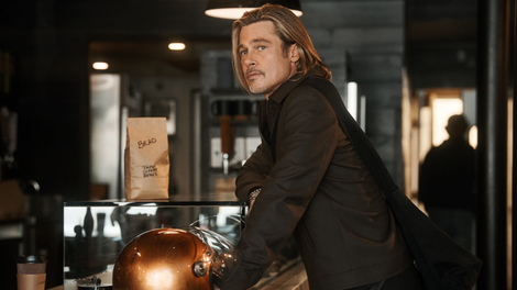 Kakšno kavo pije Brad Pitt in kako je videti njegov običajen dan