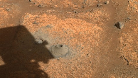 Po neuspehu v avgustu Nasin rover tokrat uspešno odvzel prvi vzorec skale z Marsa