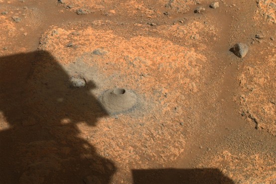 Po neuspehu v avgustu Nasin rover tokrat uspešno odvzel prvi vzorec skale z Marsa