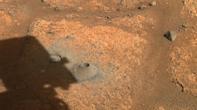 Po neuspehu v avgustu Nasin rover tokrat uspešno odvzel prvi vzorec skale z Marsa (foto: profimedia)