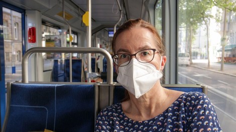 Sobotni prirastek okuženih je znašal 317, delež pozitivnih pa 18,5 odstotka