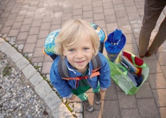 S tem, ko je mama svojemu sinčku na rokav prišila "poljubčke", mu je olajšala vrnitev v šolo