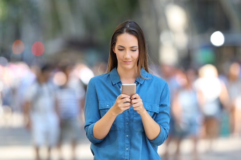 To so znaki, ki kažejo, da imate morda nezdrav odnos s telefonom (foto: profimedia)