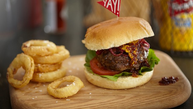 
                            Vse kaže, da smo doslej burgerje jedli POPOLNOMA narobe (foto: profimedia)