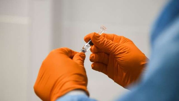 
                            Vzrok smrti mlajše ženske nedvomno povezan s cepljenjem s cepivom Janssen (foto: Nebojša Tejić/STA)