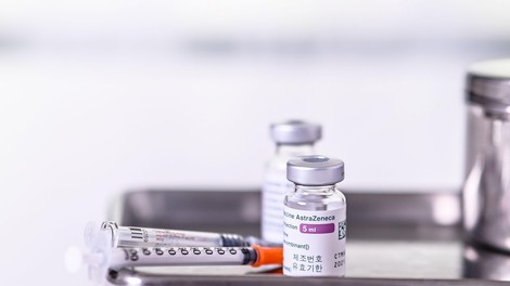 Ema med neželene učinke cepiva AstraZenece dodala nevrološko motnjo