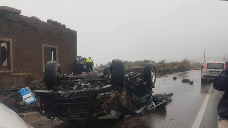 Tornado na otoku Pantelleria ugasnil dve življenji, prevračal vozila in odkrival strehe